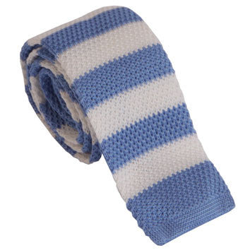 Hvid/blå strikket slips