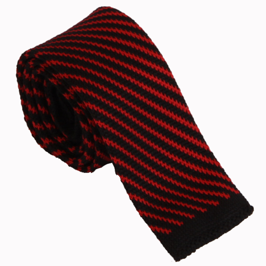 Sort m. rød strikket slips